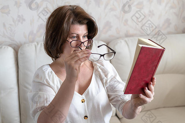 女人受损的愿景阅读书眼镜