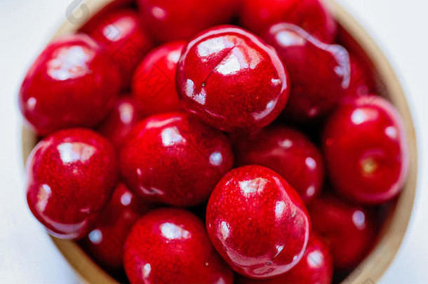 红色的成熟的樱桃白色背景平躺食物概念