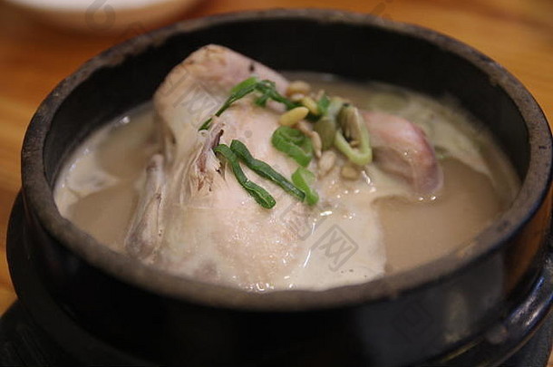 朝鲜文食物人参鸡汤samgyetang由主要是年轻的鸡填满大蒜大米枣人参