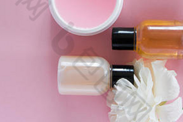 前视图化妆品产品精致的花粉红色的背景健康美治疗有机皮肤护理产品