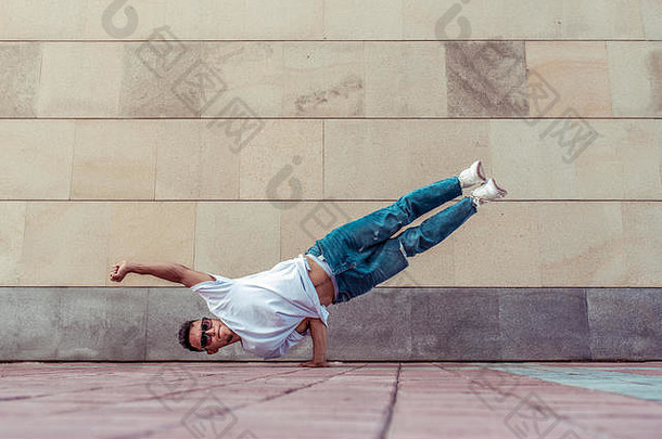 年轻的活跃的舞者站手苍蝇空气超人体育运动男人。夏天城市break-dancer构成嘻哈运动现代跳舞风格