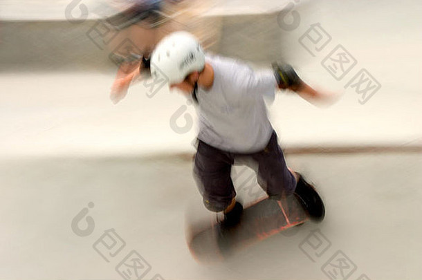 动态运动模糊图像大胆的年轻的男人。滑板公园