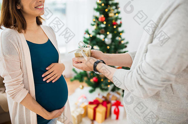 丈夫给圣诞节现在怀孕了妻子