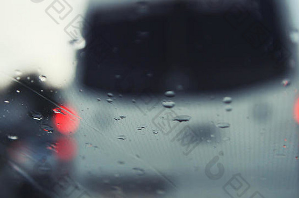 车玻璃多雨的一天散焦背景移动waterdrops刮水器挡风玻璃水平