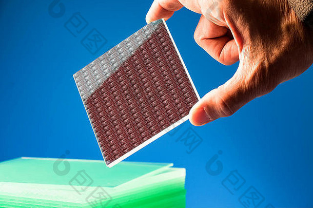 实验室芯片设备集成了实验室流程设备地方基于玻璃板