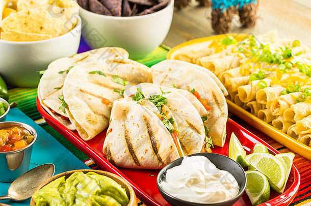 聚会聚会，派对自助餐表格鸡油炸<strong>玉米</strong>粉饼传统的墨西哥食物