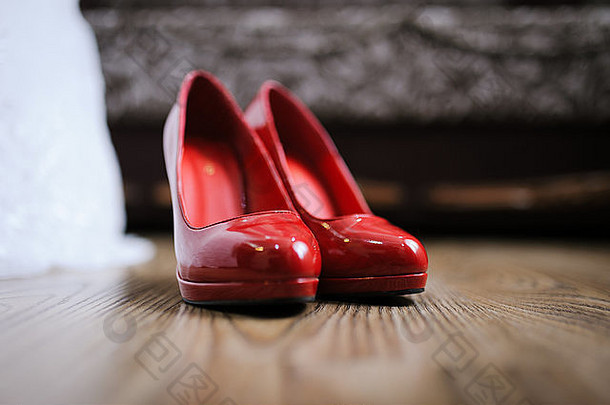 婚礼红色的鞋子准备好了新娘的一天