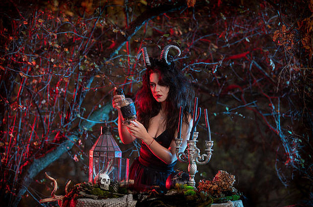 万圣节女巫角头持有瓶药水森林背景