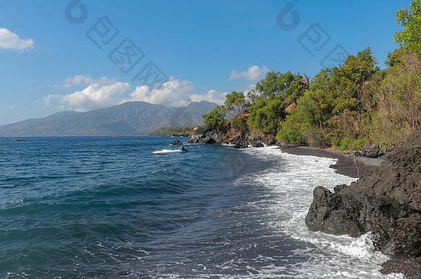 全景俯瞰热带海滩<strong>巴厘岛</strong>印尼显示波冲突美丽的火山黑色的沙子海滩