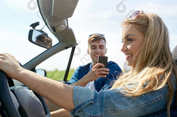 男人。拍摄女人开车车智能手机