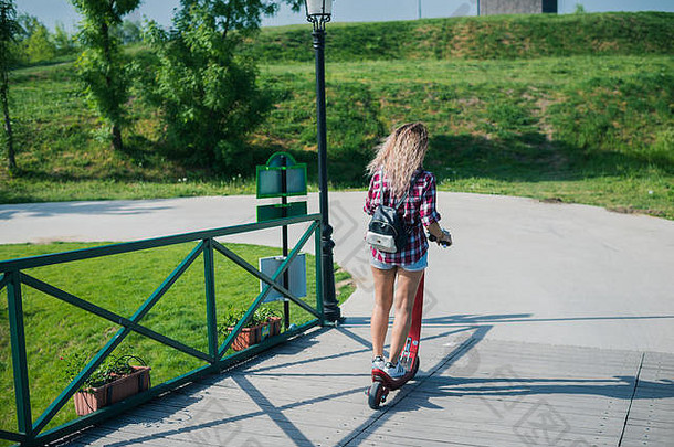 布加勒斯特罗马尼亚10月女人电踏板车公园阳光明媚的一天说明编辑内容