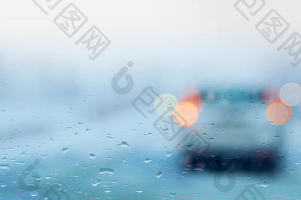 多雨的一天雨滴车窗口交通散景光