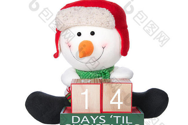 天圣诞节光山毛榉木块雪人坐着穿红色的他绿色围巾黑色的靴子孤立的白色背景