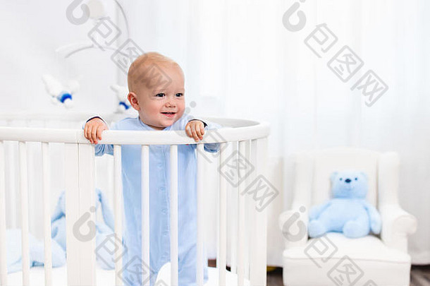 有趣的婴儿站轮现代床上移动白色托儿所窗口婴儿男孩蓝色的睡衣泰迪熊玩具托儿所国际米兰