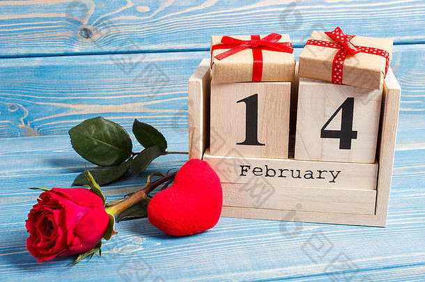 2月多维数据集日历包装礼物丝带红色的心玫瑰花装饰情人节一天