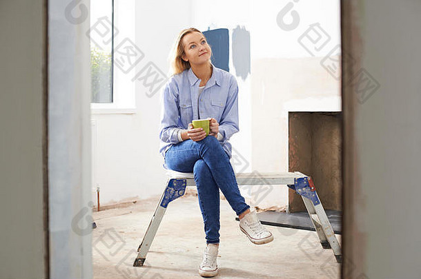 女人坐着财产翻新