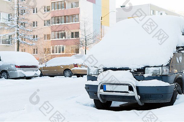 汽车覆盖雪冬天