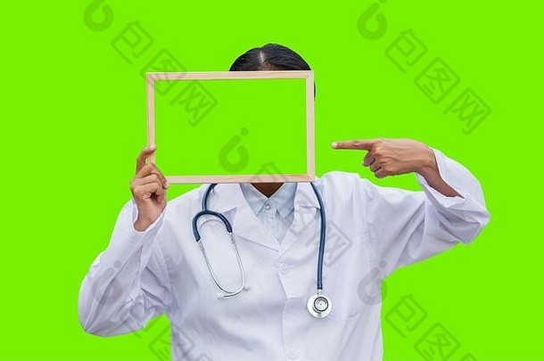 专业女医生白色外套白色孤立的背景指出绿色空白董事会概念医疗保健科学医学