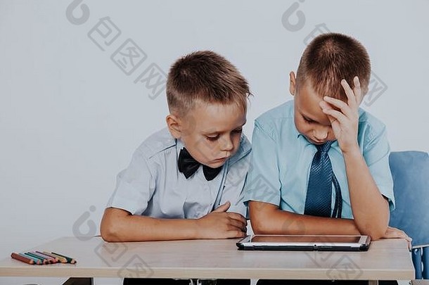 男孩学习教训互联网平板电脑教育类