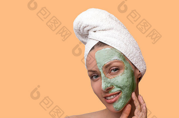 脸剥面具水疗中心美治疗护肤品特写镜头水疗中心治疗年轻的女人粘土脸面具