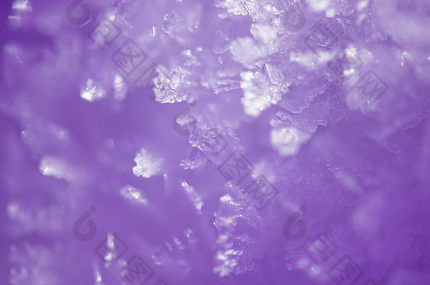 摘要冬天背景紫罗兰色的爽肤水宏晶体雪封面