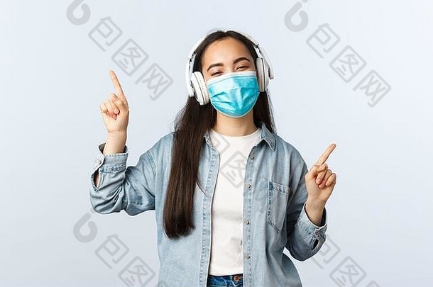 社会距离生活方式科维德流感大流行self-isolation休闲概念快乐乐观的亚洲女孩医疗面具听音乐