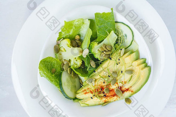 绿色沙拉西兰花豆芽鳄梨前视图光背景素食主义者健康的食物概念