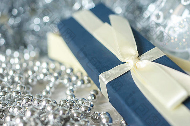 蓝色的礼物盒子银圣诞节装饰特写镜头