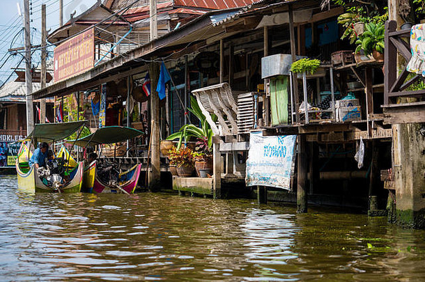 的Saduak浮动市场泰国4月浮动市场泰国船伟大的之旅浮动