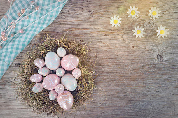 闪闪发光的柔和的彩色的复活节鸡蛋谎言自然巢有检查织物分支珍珠前视图复制空间