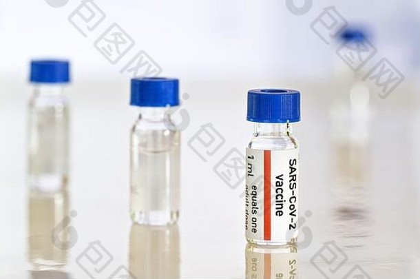 冠状病毒科维德疫苗概念小玻璃瓶蓝色的帽白色表格特写镜头细节贴纸设计假数据真正的
