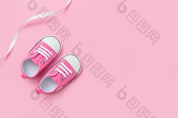 可爱的粉红色的婴儿女孩运动鞋关闭粉红色的背景