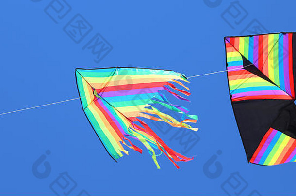 色彩斑斓的风筝象征着自由无忧无虑的蓝色的天空