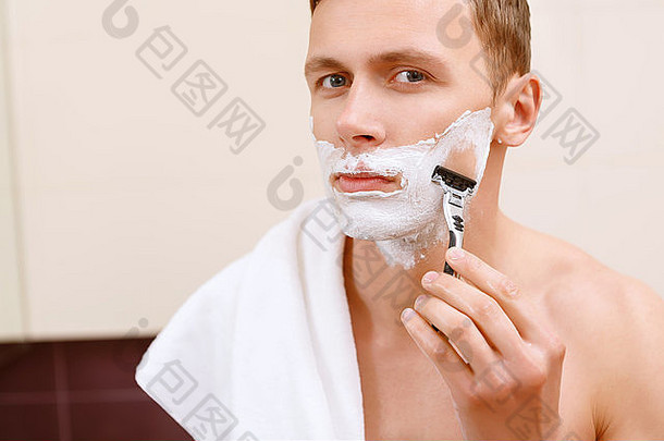 男人。剃须前面镜子