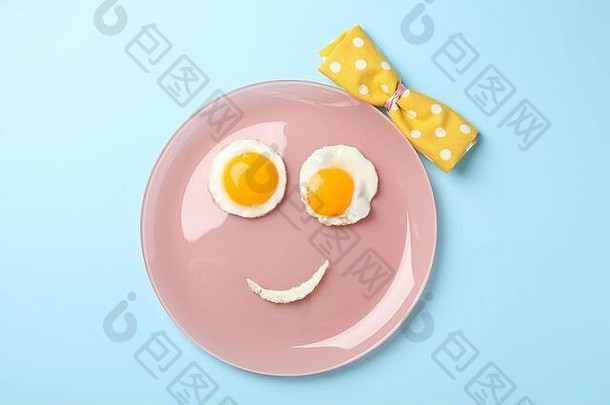 微笑脸使板炸鸡蛋蓝色的背景前视图