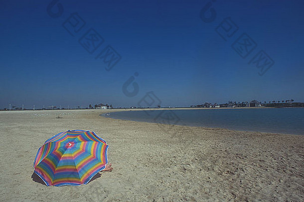 色彩斑斓的伞海滨