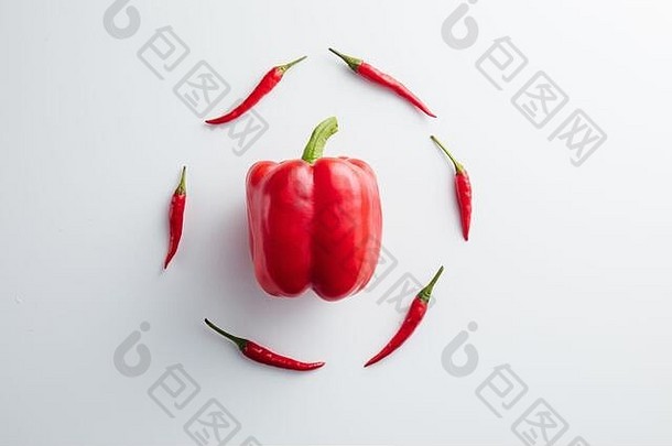 红色的胡椒白色背景最低概念