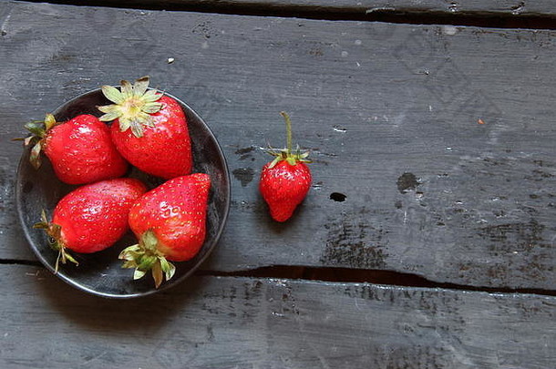 成熟的红色的<strong>草莓</strong>