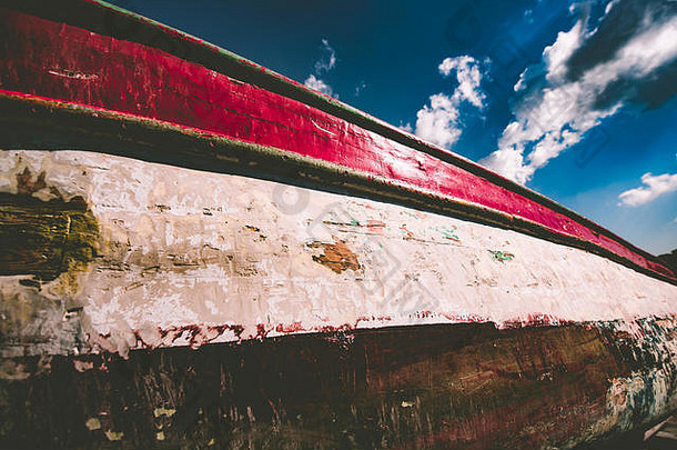 岁的木船拉海边油漆维护木颜色纹理