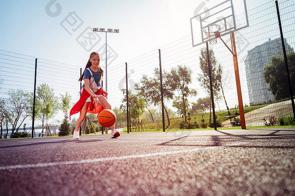 积极的很高兴活跃的长毛女孩玩篮球