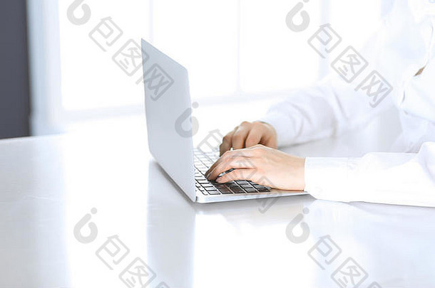 特写镜头业务女人手打字移动PC电脑秘书工作办公室