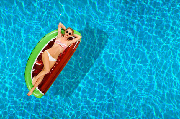 夏天假期享受晒黑女人比基尼充气床垫游泳池