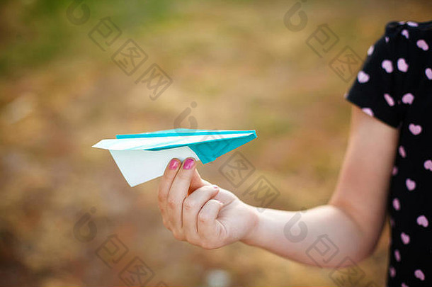 纸飞机孩子们手黄色的背景