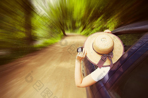 女孩车旅行路自由旅行假期路旅行概念生活方式图像