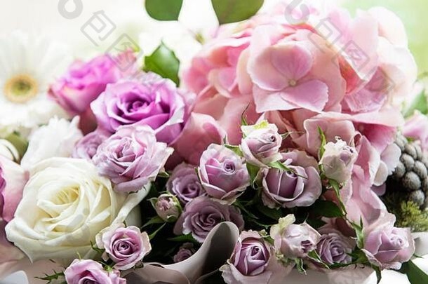 美丽的花粉红色的绣球花玫瑰白色轮盒子窗台上