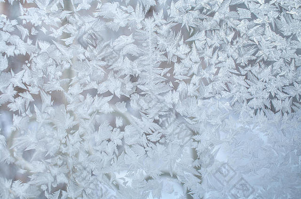 美丽的冷淡的模式窗口玻璃带神奇的雪花