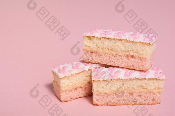 蛋糕片堆放粉红色的背景工作室生活