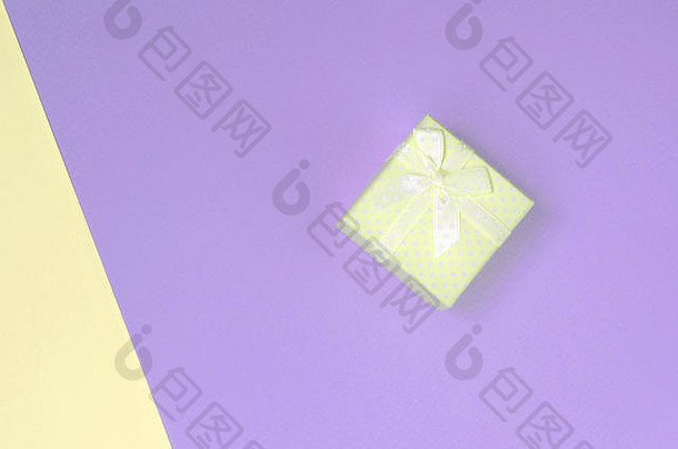 小黄色的礼物盒子谎言纹理背景时尚柔和的黄色的紫罗兰色的颜色纸最小的概念