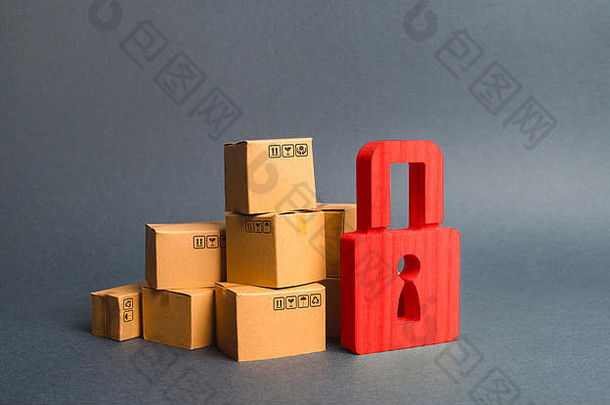 堆栈纸板盒子红色的挂锁概念保险购买消费者权利保护货物逮捕海关间隙禁止