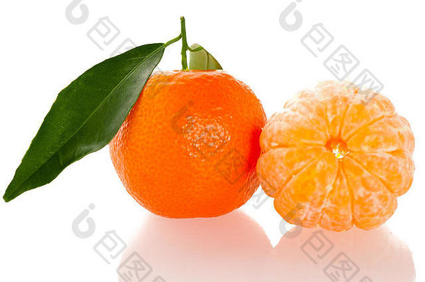 新鲜的未剥皮的橙色普通话柑橘类绿色树叶一半去皮水果片孤立的白色背景美味的滑轮